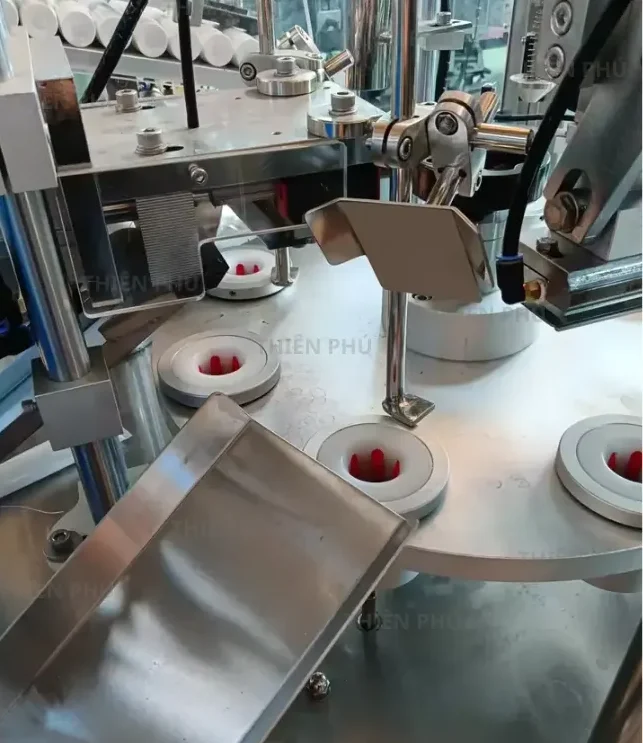 Máy Chiết Rót Hàn Tuýp Tự Động 22 May Chiet Rot Han Tuyp Tu Dong 4 e1775804219406