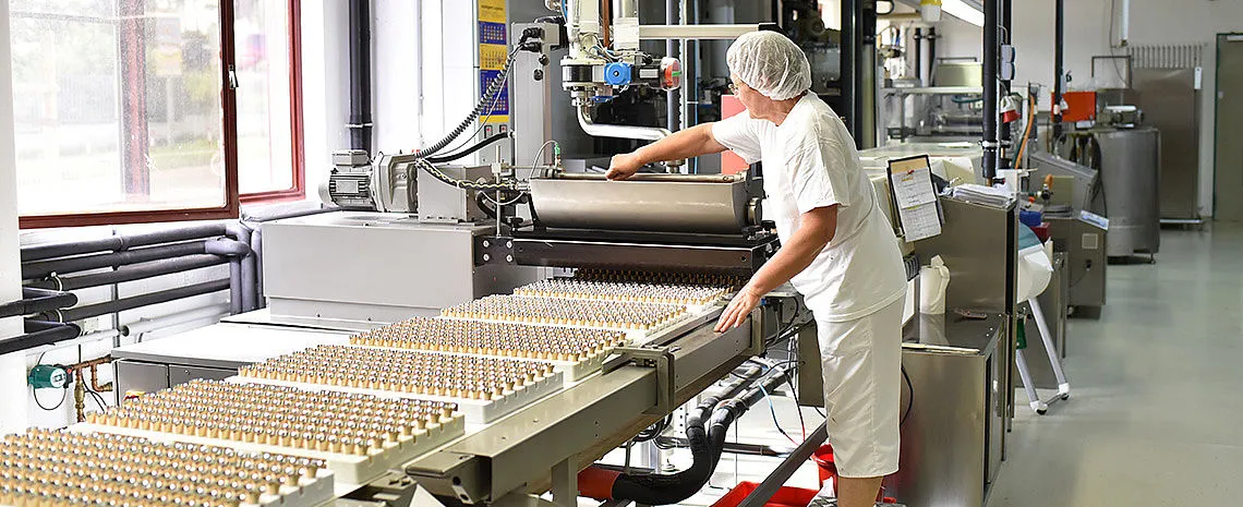 Máy đóng gói bánh kẹo giá bao nhiêu? Báo giá mới nhất 2025 3 Công nghệ tự động hóa trong ngành sản xuất bánh kẹo - bước tiến của làng nghề Nguyên Xá