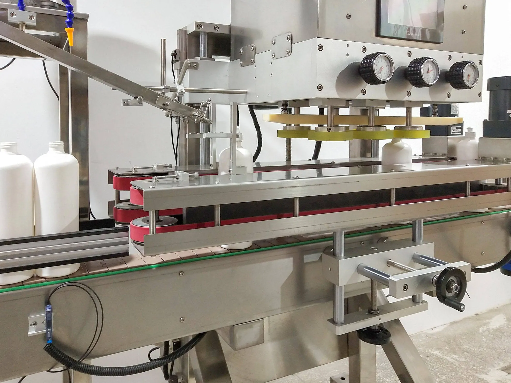 Tính Năng Nổi Bật Của Máy Đóng Nắp Chai Nhựa Tốc Độ Cao