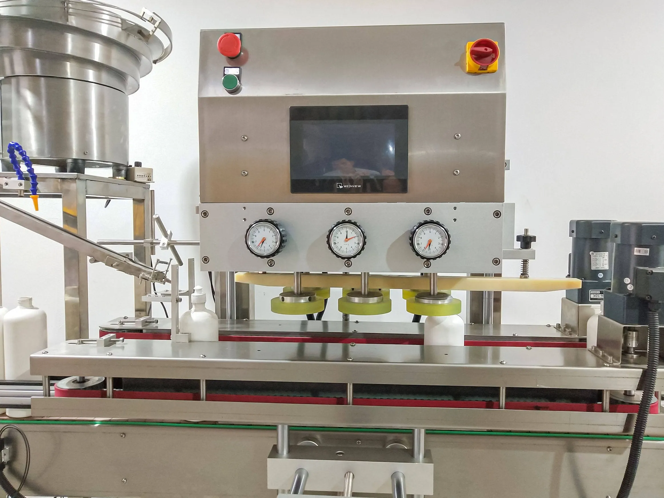 Tính Năng Nổi Bật Của Máy Đóng Nắp Chai Nhựa Tốc Độ Cao