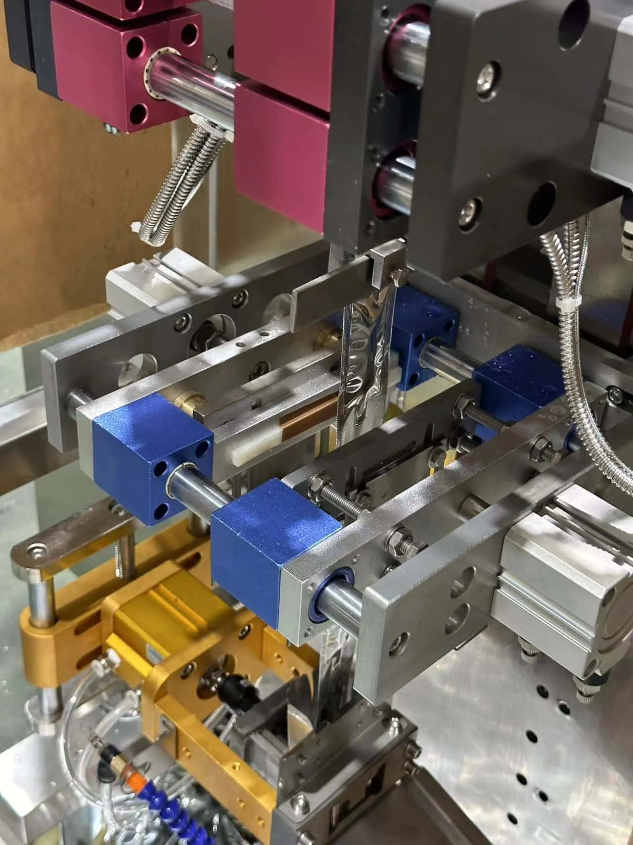 Nên chọn máy đóng gói bánh kẹo tự động hay bán tự động? 3 so sanh may dong goi tu dong va ban tu dong 01