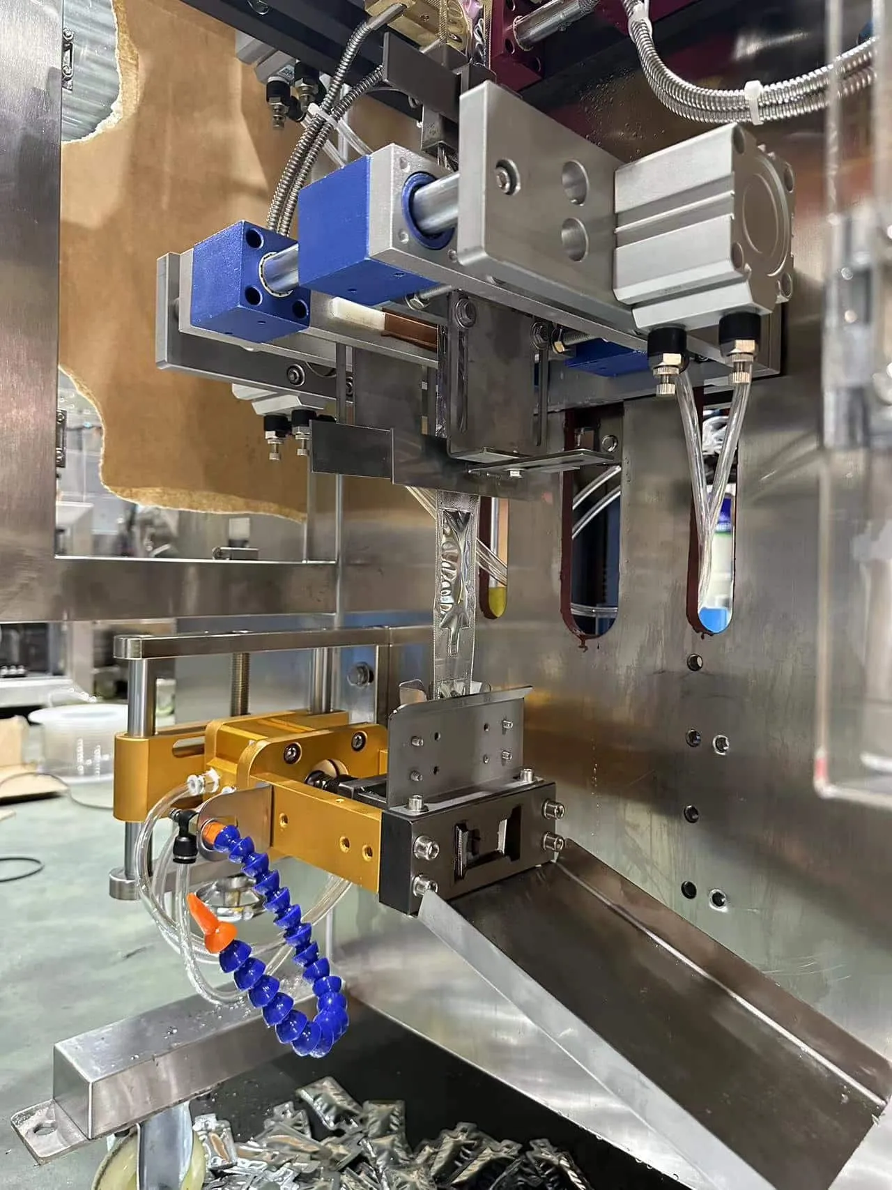 Nên chọn máy đóng gói bánh kẹo tự động hay bán tự động? 4 so sanh may dong goi tu dong va ban tu dong 02